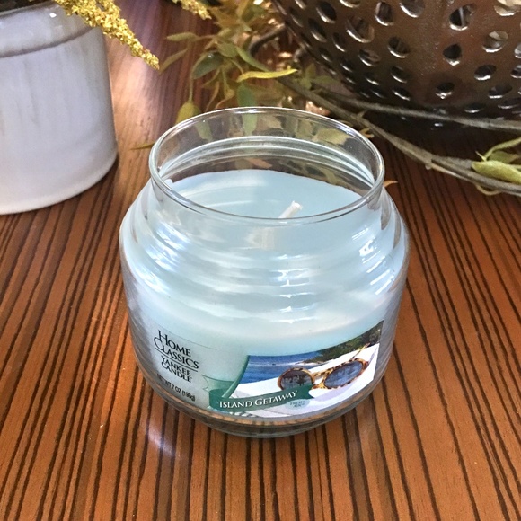 Yankee Candle Island Getaway 7 oz. Candle